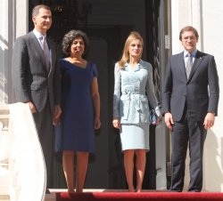 Sus Majestades los Reyes con Primer Ministro de la República Portuguesa, Pedro Passos Coelho y su esposa, Laura Ferreira